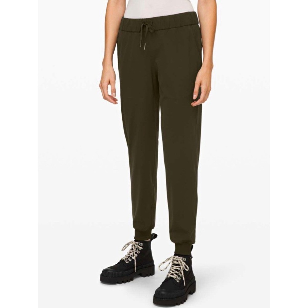 Lululemon On the Fly Jogger  *Luxtreme 25" Size 6 Dark Olive Green